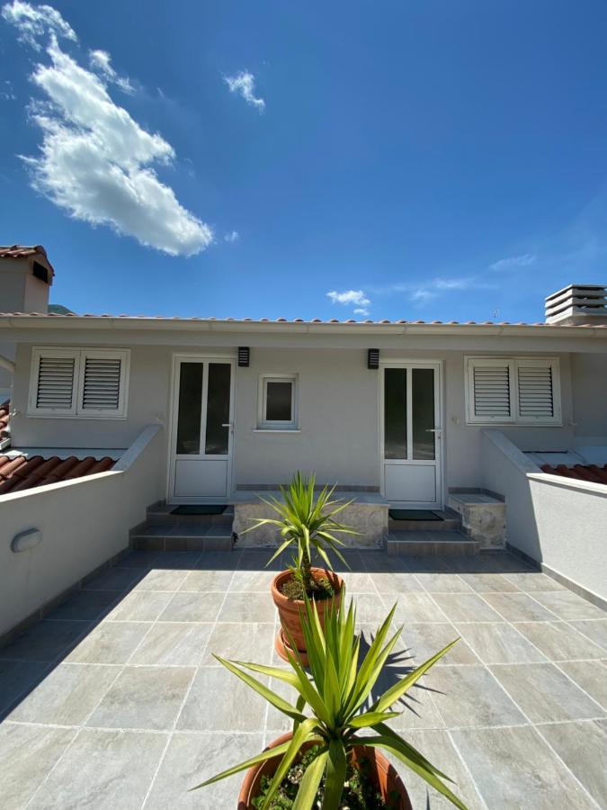 Sunny Bay Apartments Kotor Bagian luar foto
